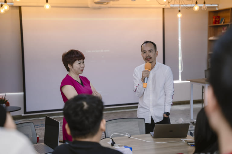 Từ phỏng vấn khách hàng đến chiến lược lương thiệu - Insight for strategy